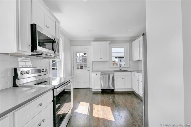 Building Photo - 2065 Barnum Ave