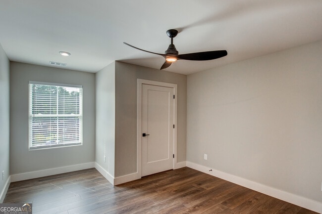 Building Photo - 119 Chateau Dr SE