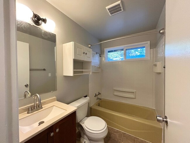 Building Photo - Spacious 3 Bed, 1.0 Bath House - Fully Fen...
