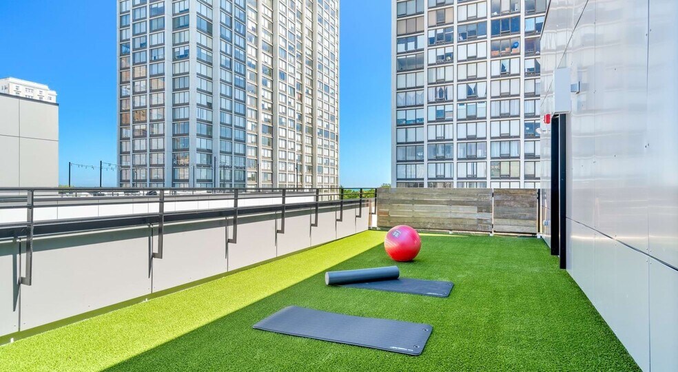 Building Photo - 5430 N Sheridan Rd