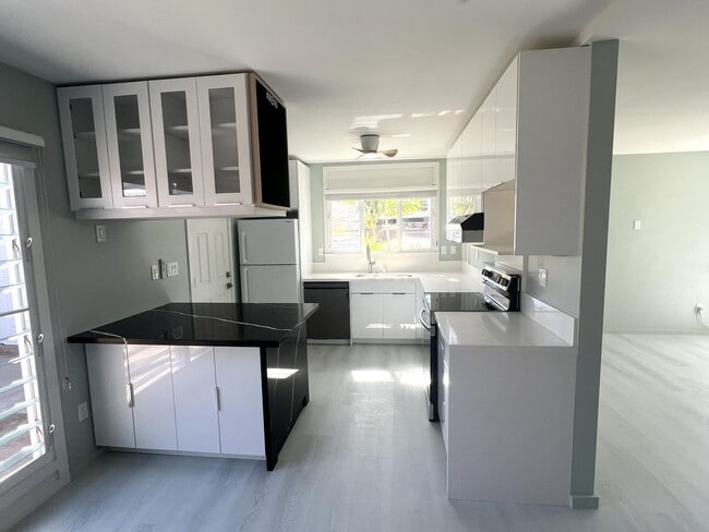 Building Photo - Koko Isle Circle - 4 bedroom, 3 bath townh...