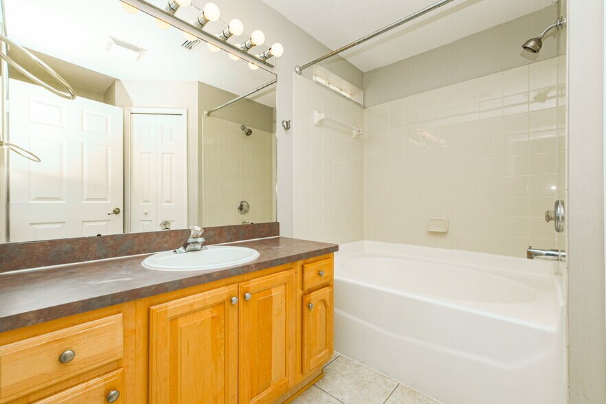 Building Photo - 1818 Horsechestnut Ct