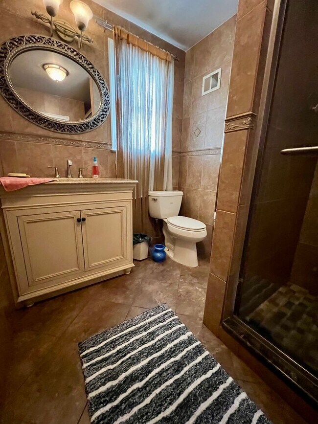 Building Photo - Gorgeous 4-Bedroom Townhome with One-Car Garage! Available NOW!