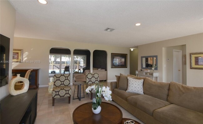 Building Photo - 609 S Crescent Dr