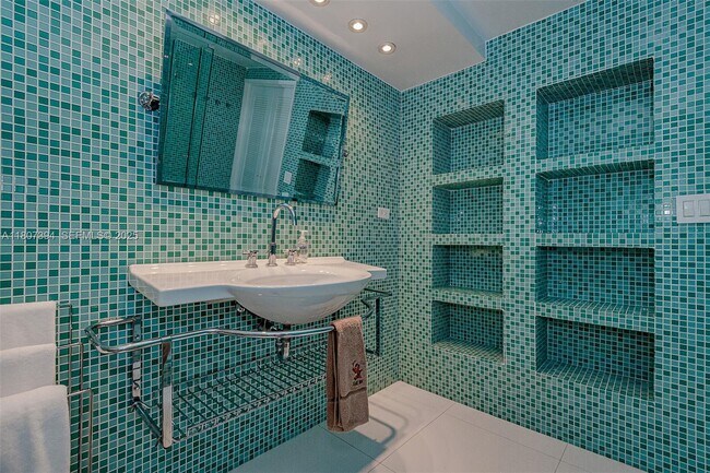 Building Photo - 2301 Collins Ave