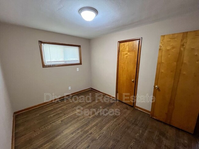 Building Photo - 52 Van Buren Dr