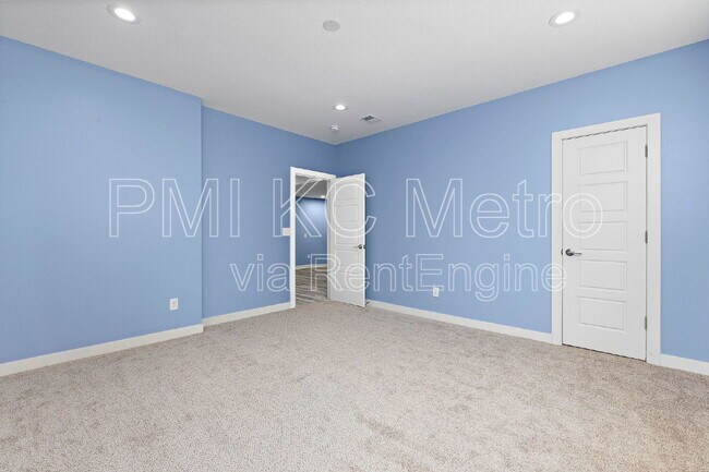 Building Photo - 15708 Canterbury St