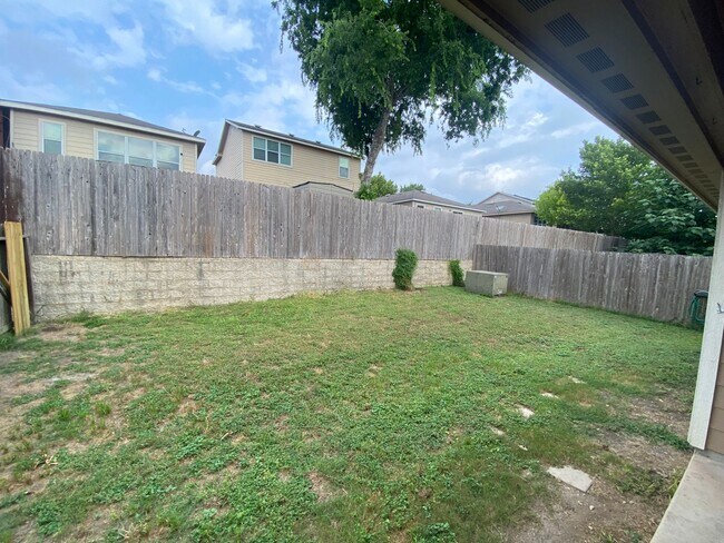 Building Photo - 3/2 Single Story ~ Conveniently located to...