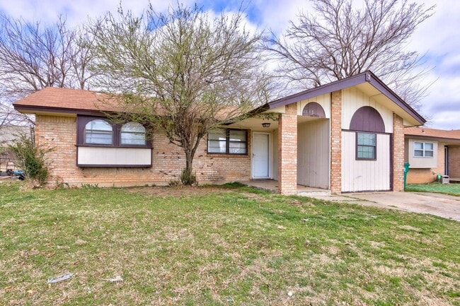Building Photo - This Cute and Cozy 4 Bed, 2 Bath Home is Available now!!