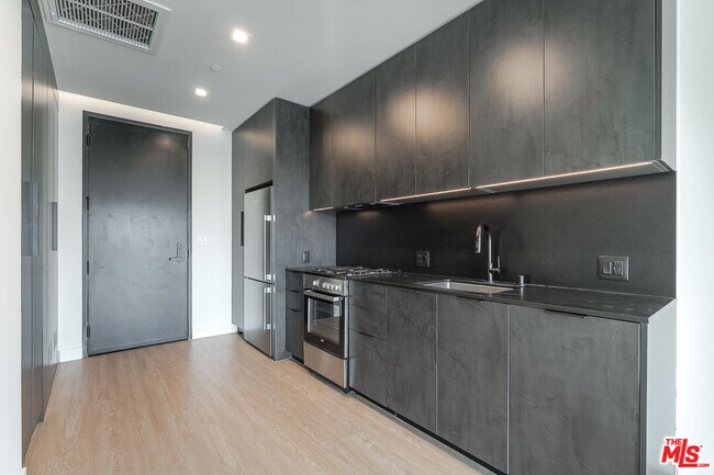 Building Photo - 3688 Overland Ave