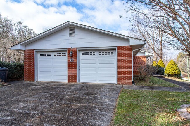 Building Photo - Convenient to Downtown Brevard