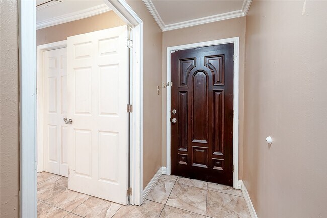 Building Photo - 7711 Beechnut St