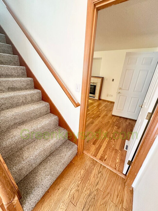 Building Photo - Beautiful 3-Bedroom House with 2.5 Bathroo...