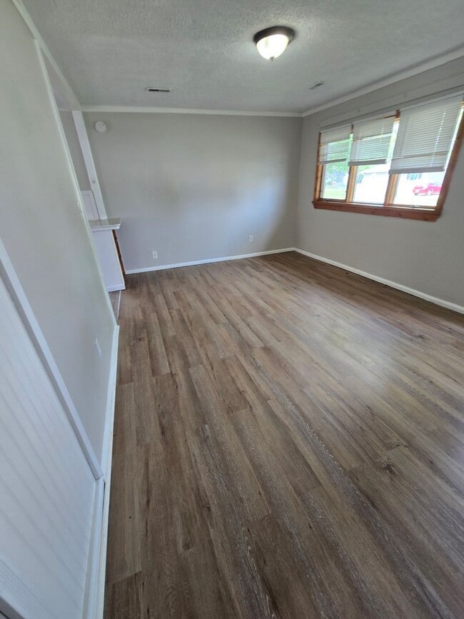 Building Photo - 2 Bedroom Ranch Home in Fairborn - Just Re...