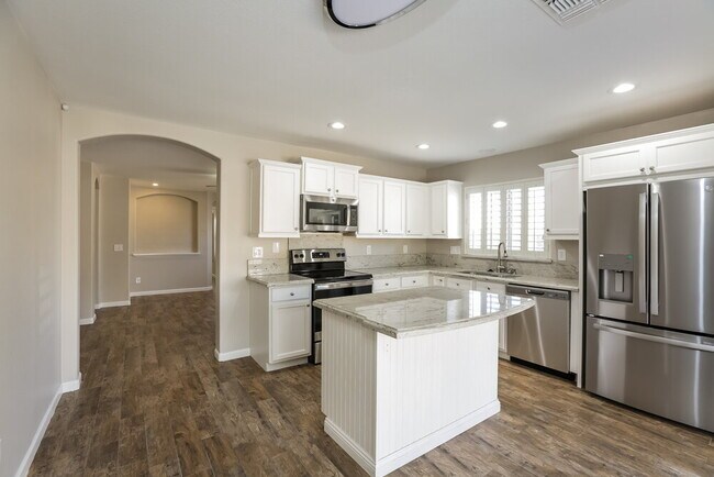 Building Photo - 10898 W Alvarado Rd