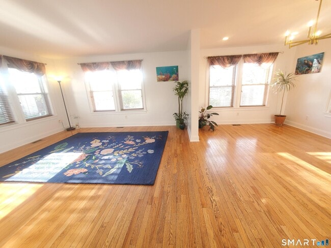 Building Photo - 1093 Shippan Ave