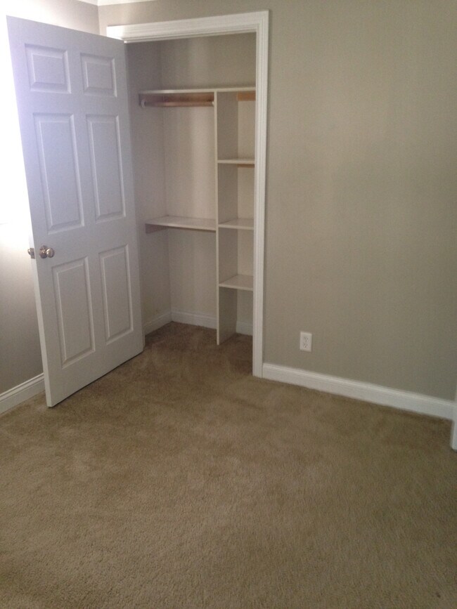 Building Photo - Large 4 Bed, 2 Bath Home