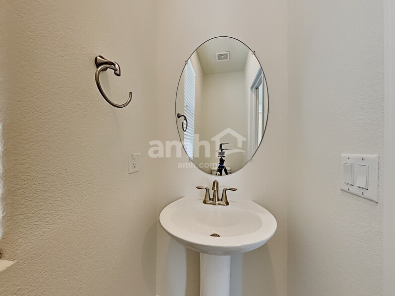 Building Photo - 4713 Tire Swing St