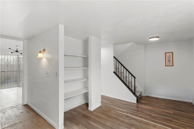 Building Photo - 310 Enright Ct