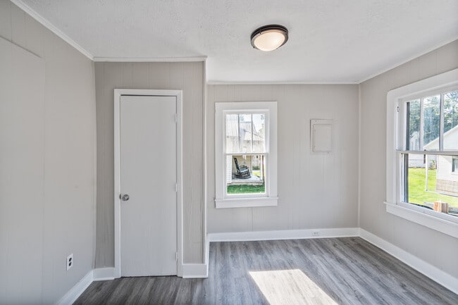 Building Photo - 403 McKenna St
