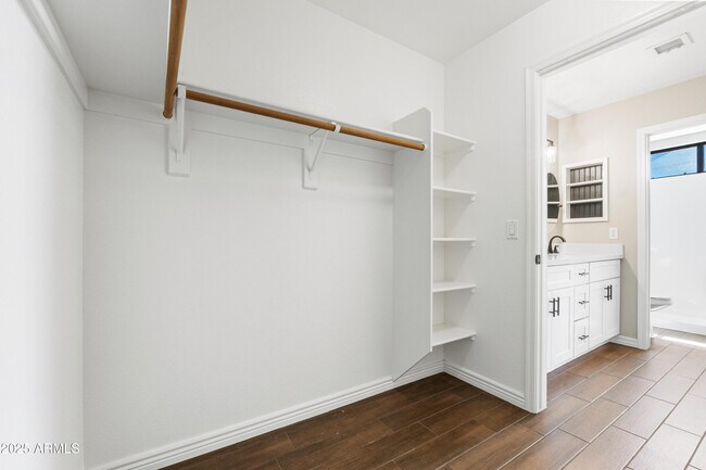 Building Photo - 3243 E Hononegh Dr