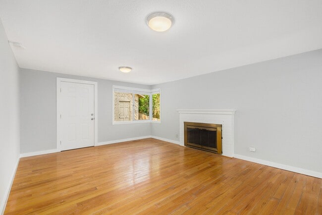 Building Photo - Quaint 2 Bedroom in Beacon Hill