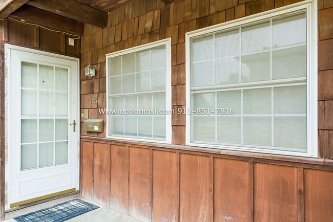 Building Photo - Towers 120- Spacious towhnhome!