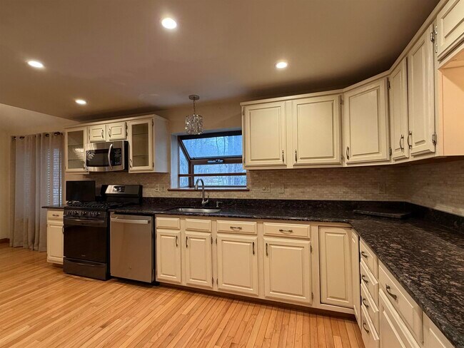 Building Photo - 17 Bayberry Dr