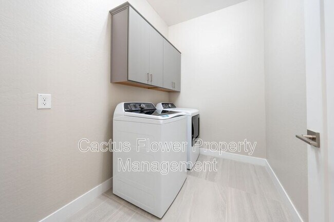 Building Photo - 3130 E Alicia Dr