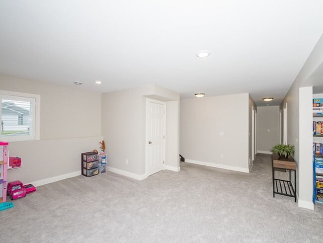 Building Photo - Beautiful 5 Bedroom Single Family Home