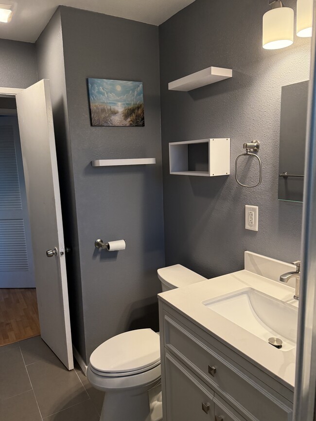 Building Photo - 558 Madrona St