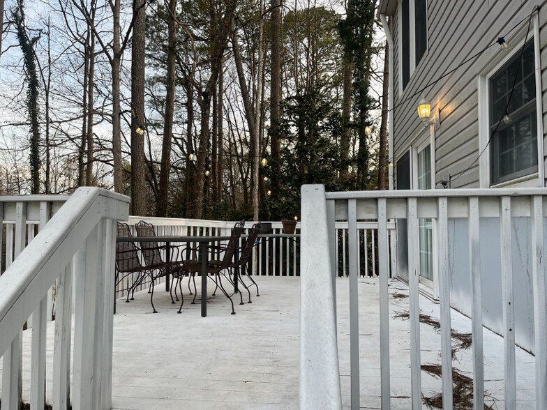 Building Photo - 210 Pinehurst Ln