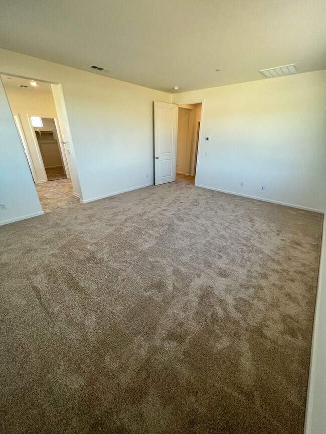 Building Photo - 5 Bedroom home with FULL MOTHER IN LAW SUI...