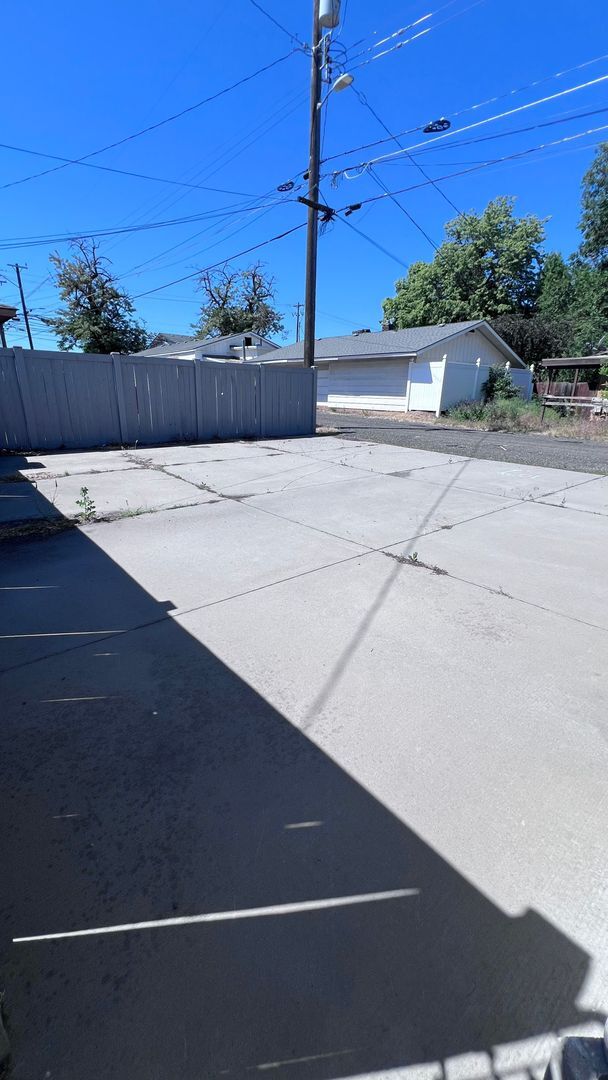 Building Photo - 4 bedroom 2 bath home Available Now!!!