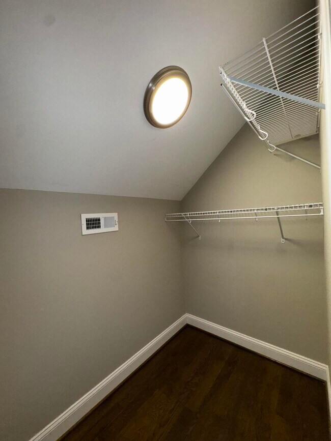 Building Photo - 564 Claymont Dr