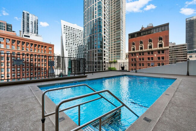 Building Photo - 111 E Chestnut St