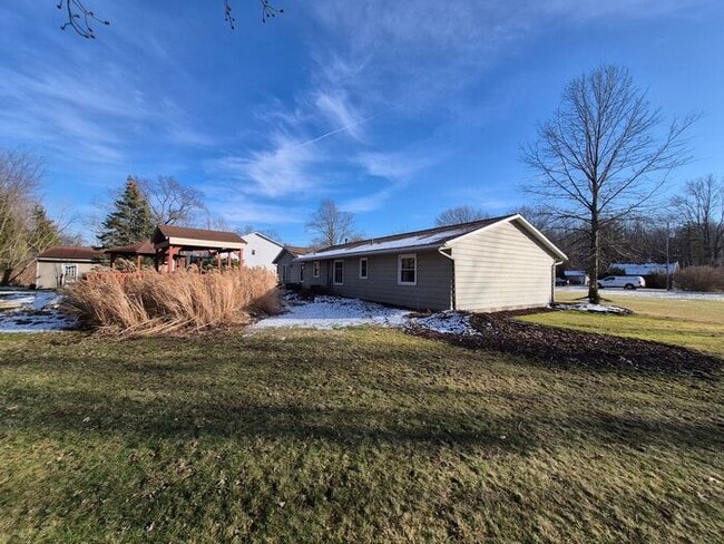 Building Photo - Charming 3BR 1.5BA Home w/ In-Unit Laundry + Central Air + Garage in Avon