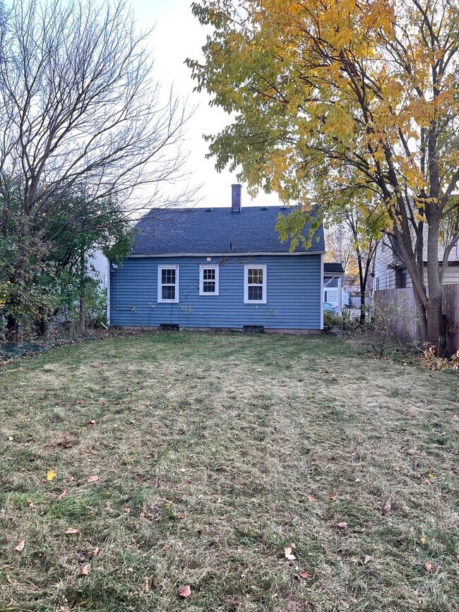 Building Photo - Adorable 2 Bedroom home with finished basement!