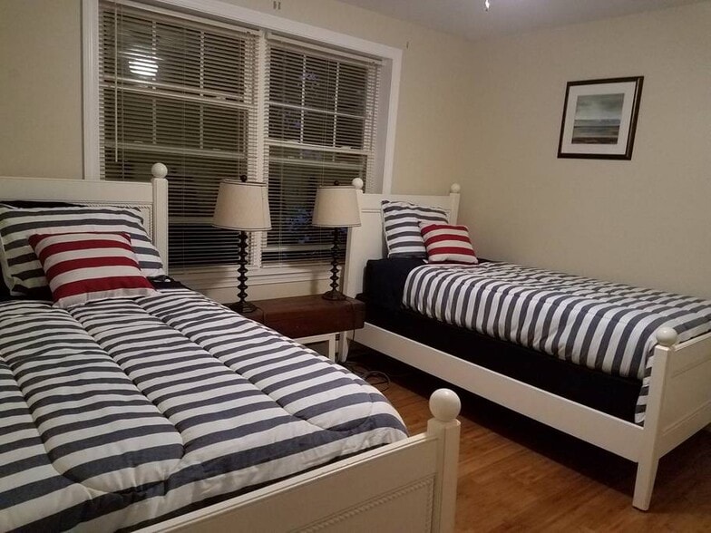 Building Photo - 66 Lake Dr