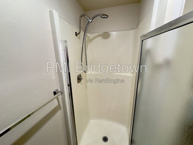 Building Photo - 702 SW 6th Ct