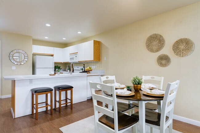 Building Photo - 3 Bed 2.5 Bath Townhome in Prime Boise Location!