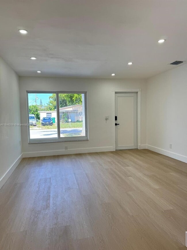 Building Photo - 4 bedroom in Dania Beach FL 33314