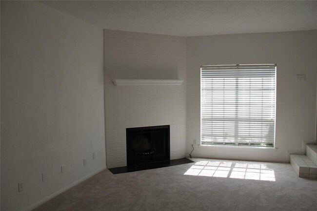 Building Photo - 11201 Lynbrook Dr