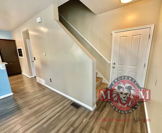 Building Photo - 3 Bd 3.5 Bath Model Like Townhome in Riverton