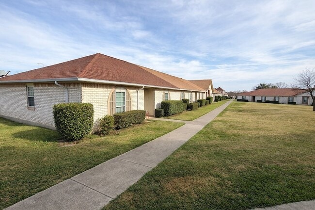 Building Photo - 16 Hill Top Ln