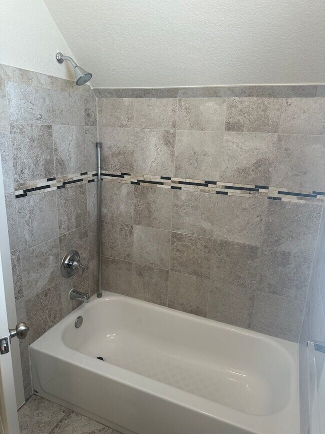 Building Photo - Beautiful 2 bedroom in prime location