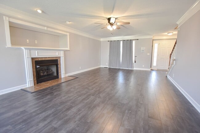 Building Photo - Pet Friendly Three Bedroom with Bonus!