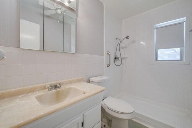 Building Photo - 2442 Oates Dr