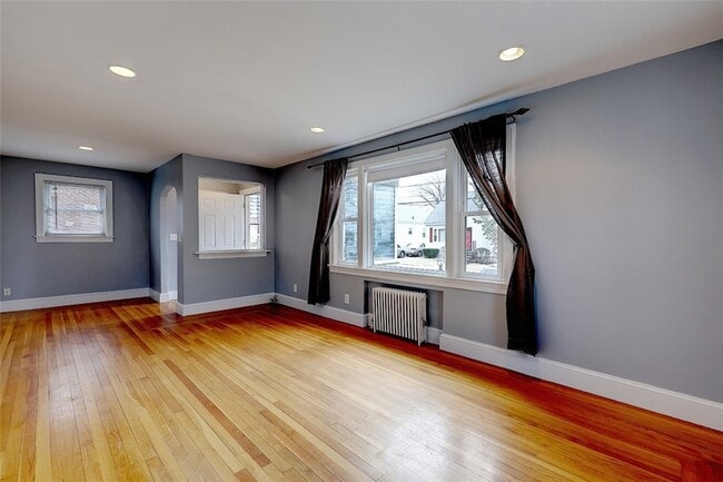 Building Photo - 157 Sandringham Ave