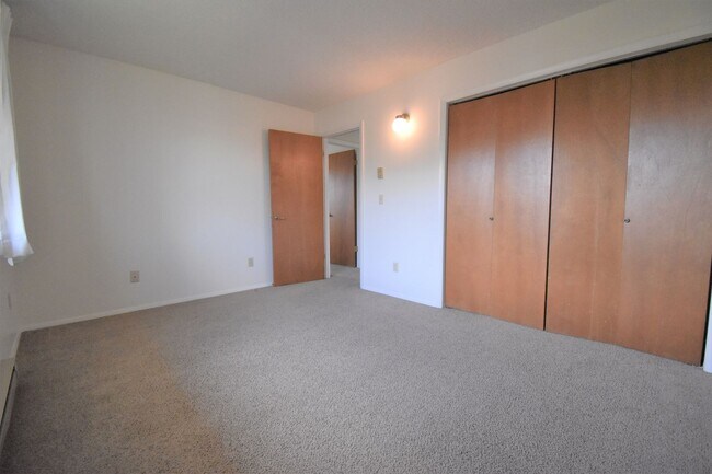 Building Photo - Top floor apartment! Close to MSU and down...